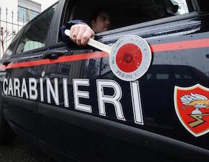 Gela, forzano un posto di blocco e investono carabinieri: 2 arresti 
