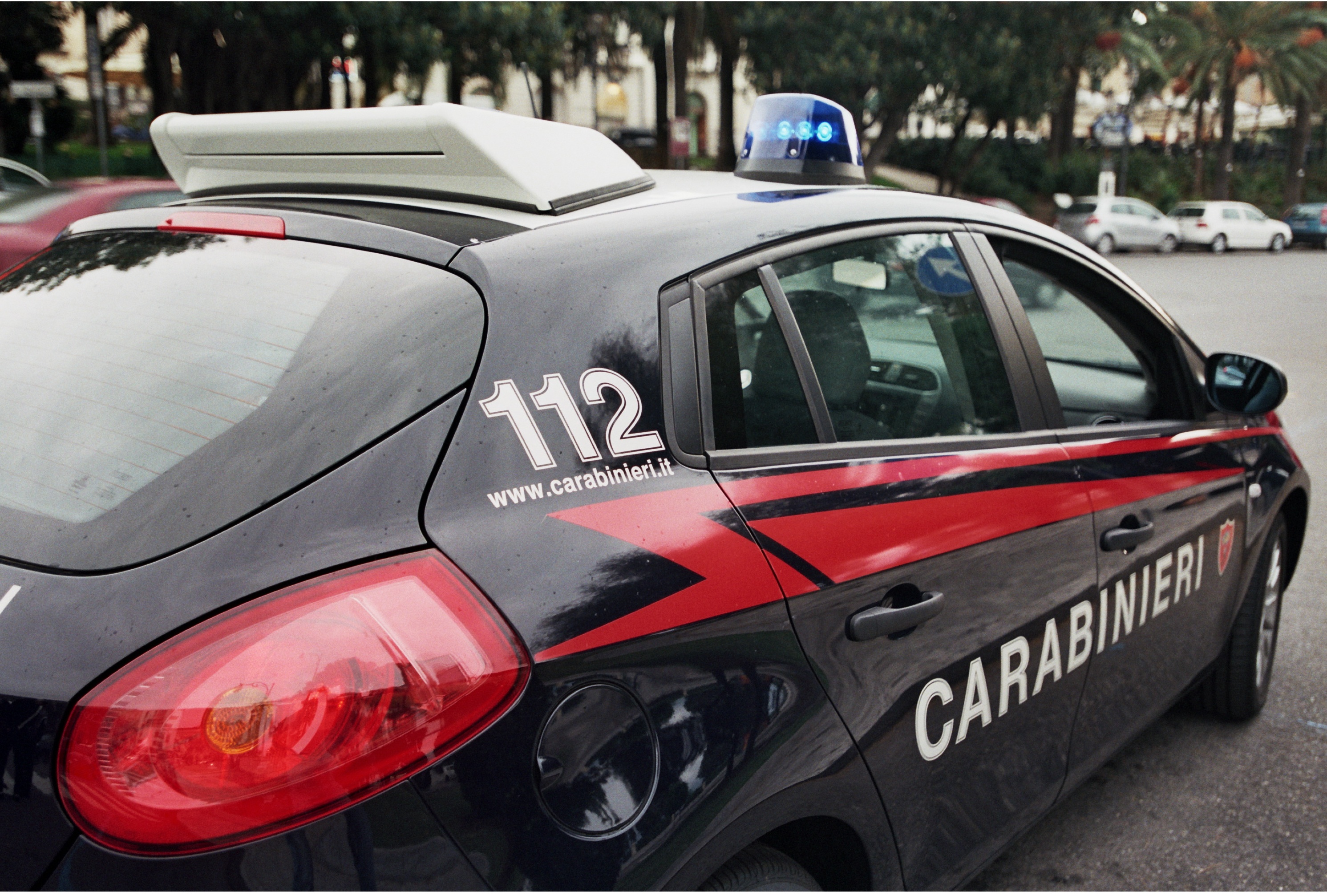 Con l'auto tenta di travolgere carabiniere: arrestato a Riesi