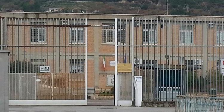 Detenuto evade dal carcere di Salerno, preso alla stazione