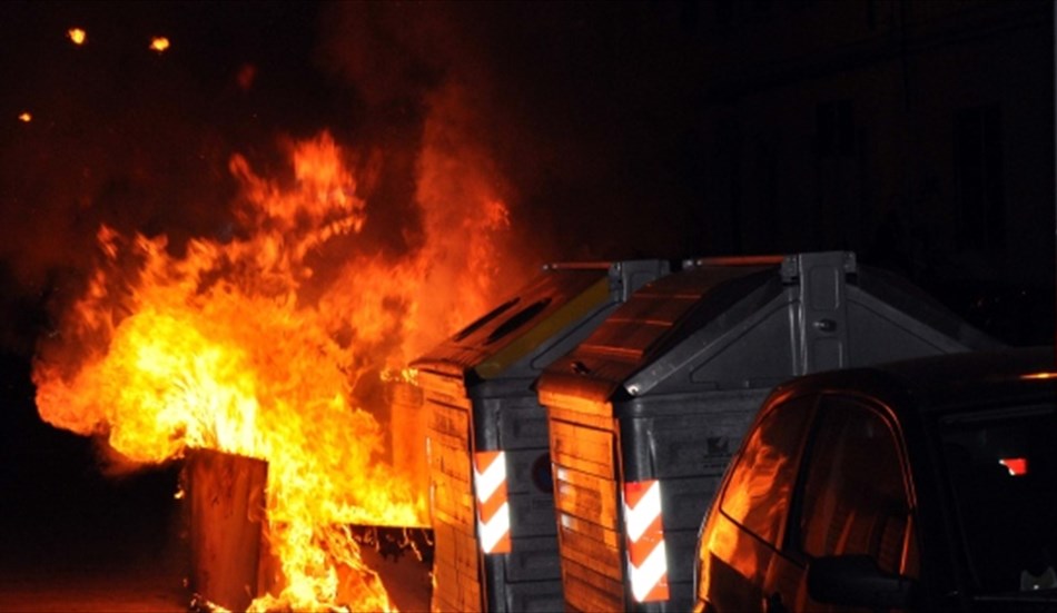 Incendi, in fiamme cassonetti della spazzatura a Siracusa