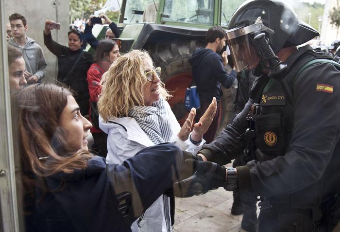 Referendum in Catalogna, la polizia carica: pompieri in un seggio