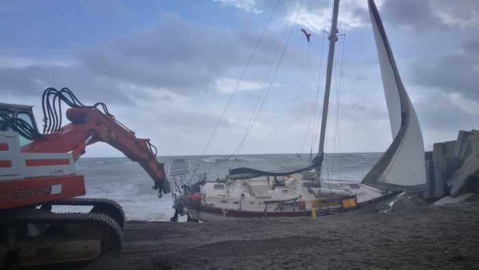 Lido di Catanzaro, barca contro il molo: si cercano eventuali dispersi
