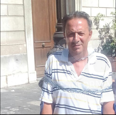 Messina, gli revocano la pensione di invalidità: si incatena davanti l'Inps