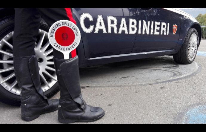 Aggrediscono i carabinieri per difendere un pusher, arresti a Gela