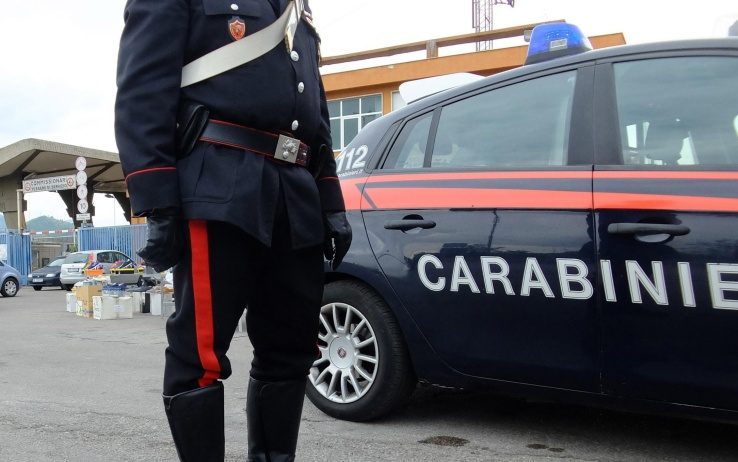 Tenta di sfondare la porta dell'ex e picchia i carabinieri nel Catanese