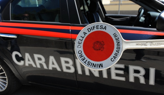 Catania, ignora l'alt dei carabinieri e fugge a folle velocità: preso