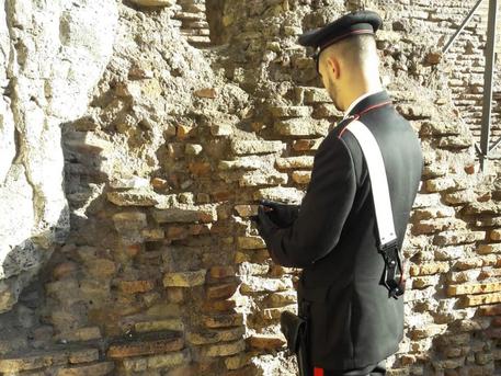 Ruba un frammento di muro del Colosseo, denunciato