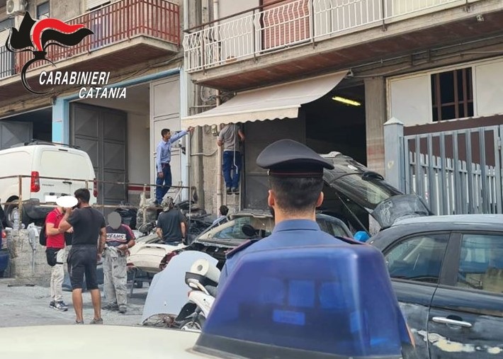 Catania, controlli dei carabinieri: 5 denunciati per lavoro nero, droga e armi 