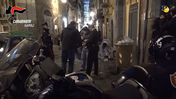 Rapina una donna sfregiandola con un pugno, arresto a Napoli
