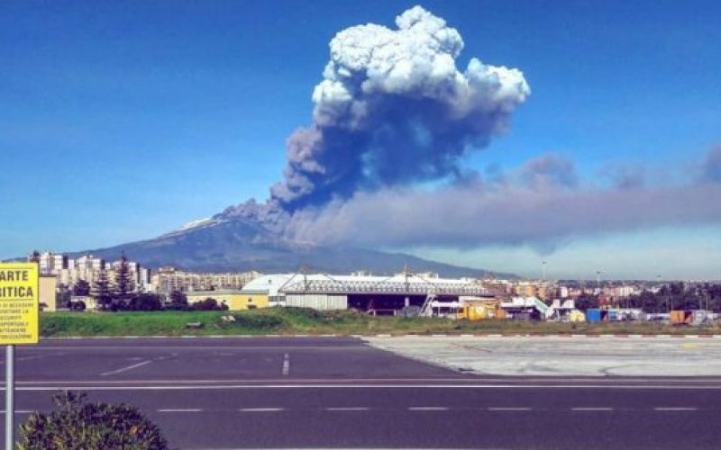 Etna, cenere blocca parzialmente aeroporto di Catania