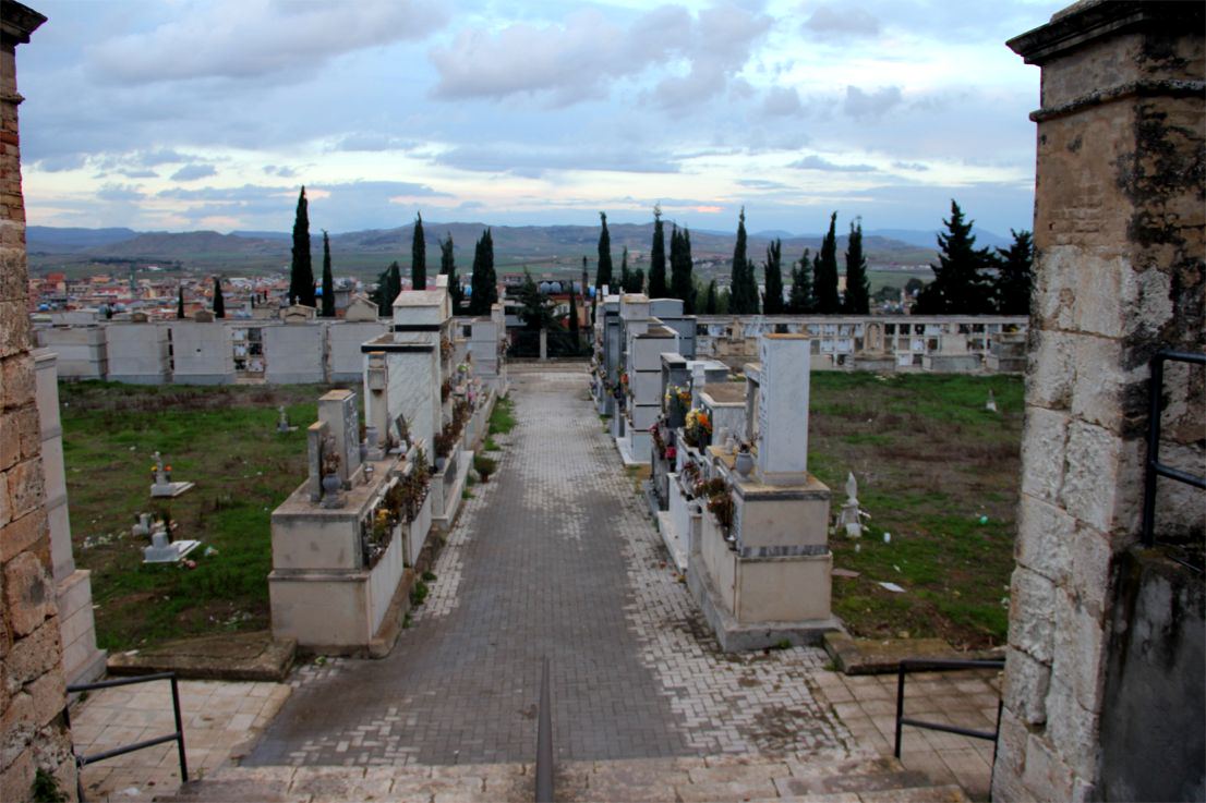 Rovina e degrado al cimitero di Gela, sequestrato l'edificio