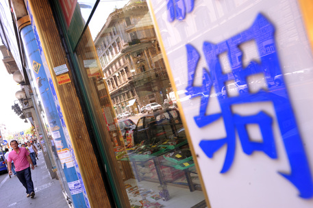 Napoli, antidepressivi venduti nei bazar cinesi: oltre 36 mila sequestri