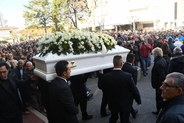 Cirò Marina, dolore e rabbia ai funerali di Antonella Lettieri