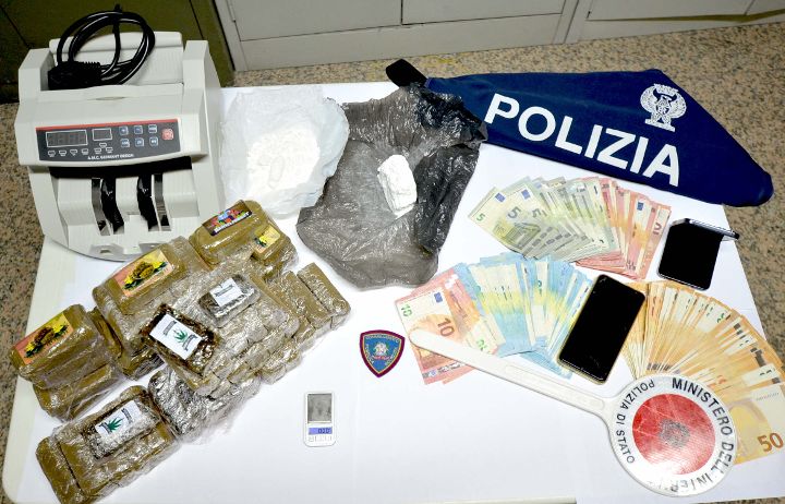Comiso, hashish e cocaina nascosti in un casolare: arrestato un 24enne
