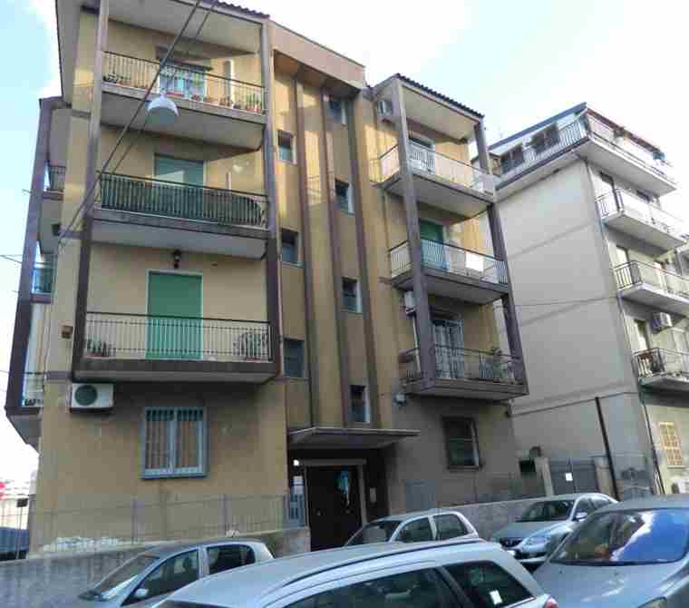 Catania, sputi e bottiglie contro i condomini: arrestata 