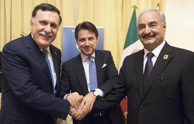 Palermo fa abbracciare i 2 uomini forti della Libia: è cautela