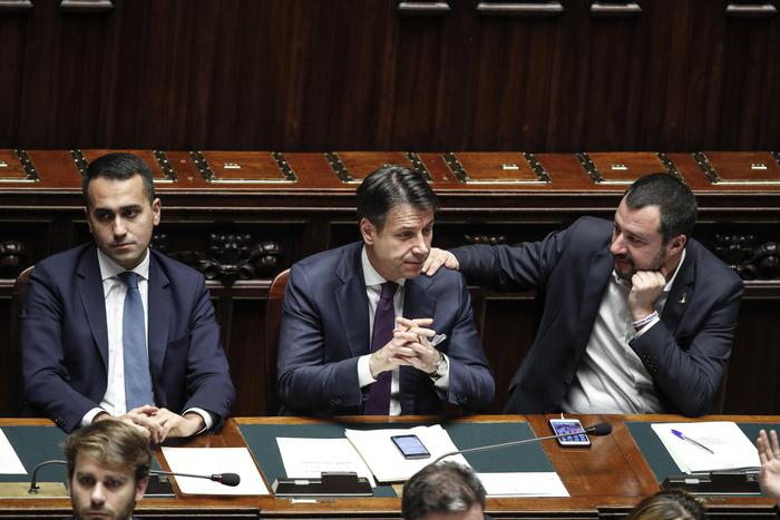 Manovra, il governo tratta sul 2%: proroga per Alitalia