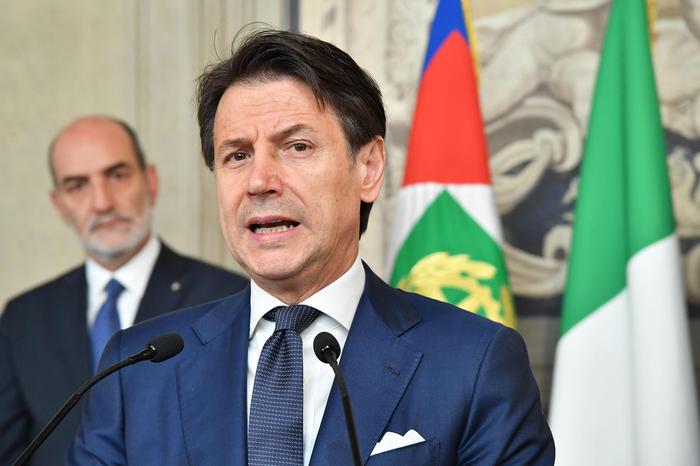 Mattarella conferisce a Conte l'incarico di formare il nuovo governo: accetta con riserva