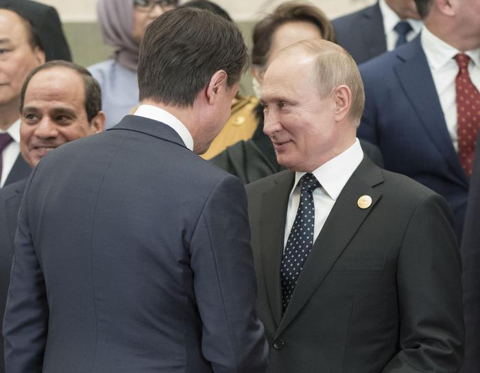 La crisi in Libia, Conte a Putin: "Lavoriamo a una soluzione condivisa"