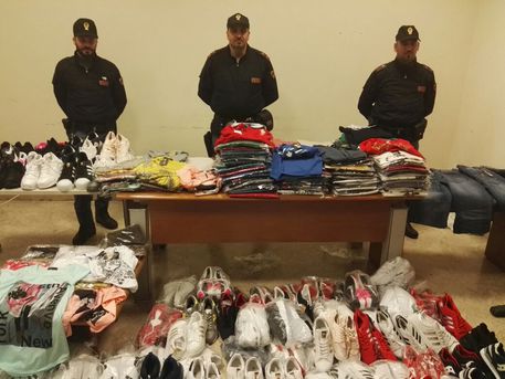 Napoli, prodotti contraffatti: oltre 600 capi d'abbigliamento sequestrati