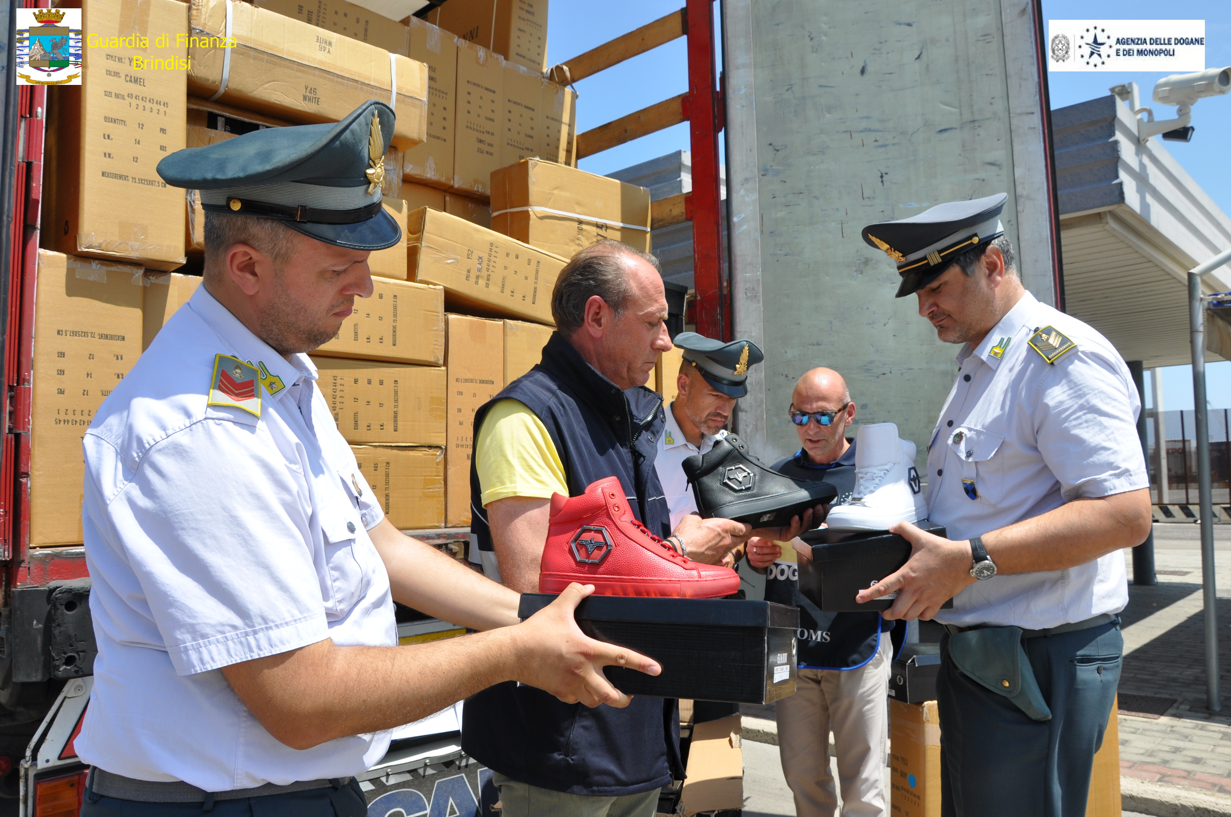 Contraffazioni: sequestrate a Brindisi 1.800 paia di scarpe Armani 