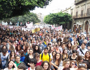 Scuola, migliaia in corteo a Palermo: "Basta fughe, piu' risorse"