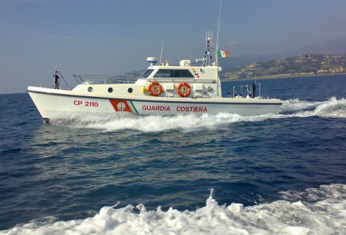Fiamme in una barca a Mazara del Vallo, soccorse otto persone