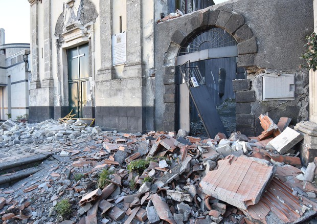 Etna, sisma di magnitudo 4.8 nella notte nel Catanese: crollano case e ci sono feriti