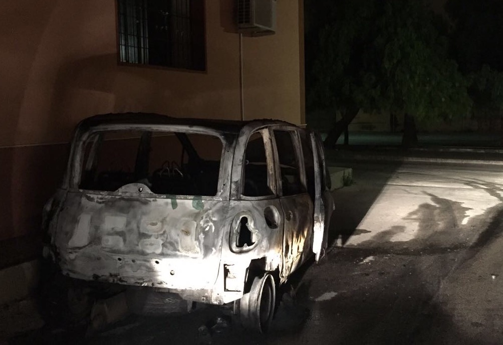 "Avvertimenti" con il fuoco nella notte ad Avola: in fiamme due automezzi