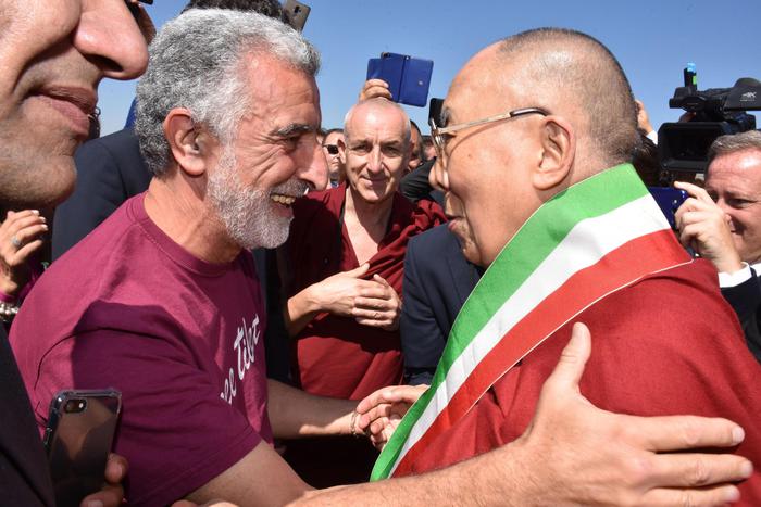 Educazione alla gioia, il Dalai Lama a Taormina: incontro al teatro