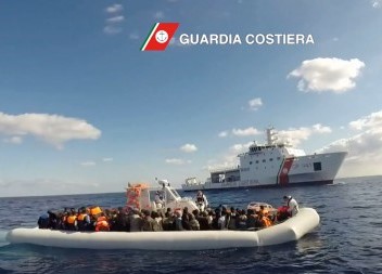 Soccorsi 2000 migranti nel Canale di Sicilia a bordo di 15 gommoni