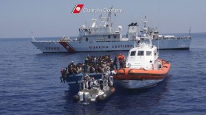 Augusta, in arrivo  al porto 873 migranti: sulla nave anche un cadavere