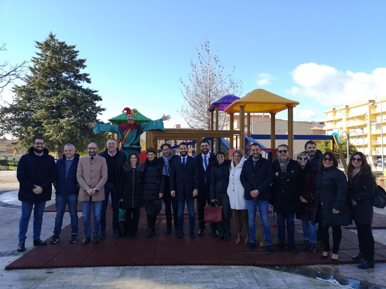 Deputati Ars del M5s donano un Parco giochi a una periferia di Favara
