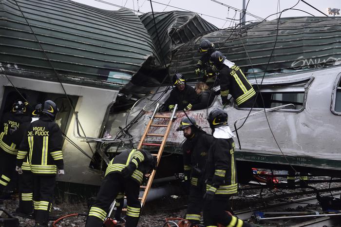 Deraglia treno regionale nel Milanese: almeno 2 morti