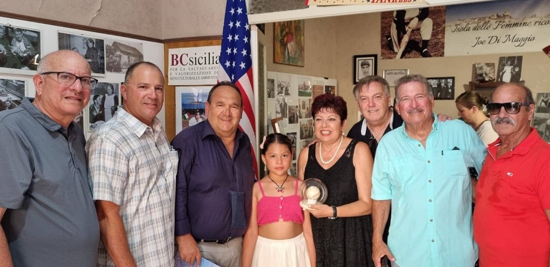 Isola delle Femmine, donata alla Casa Museo Joe Di Maggio la palla da baseball autografata dal campione