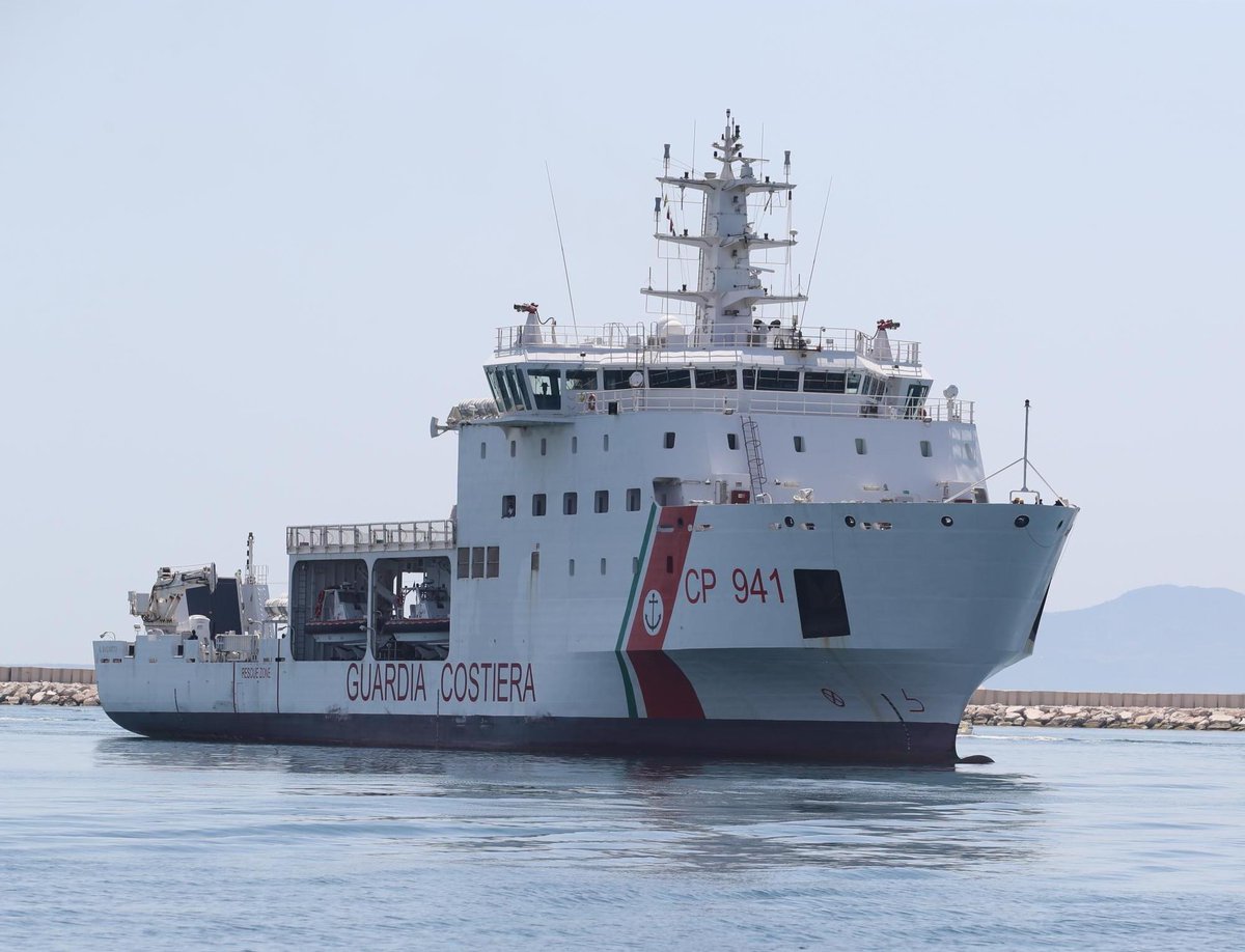 Migranti, nave Diciotti attende ancora un porto