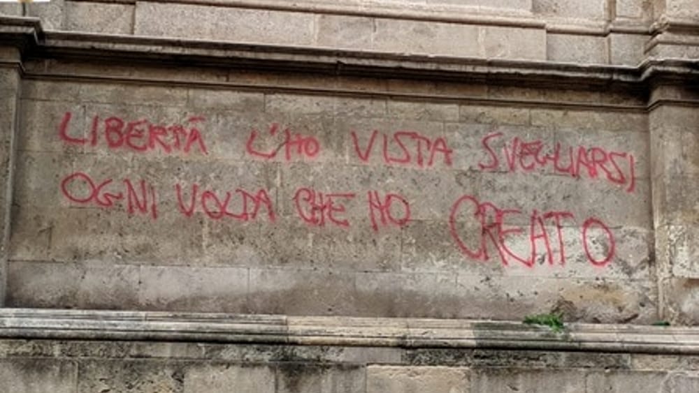 Deturpa facciate di chiese e palazzi antichi, 21enne denunciato a Catania