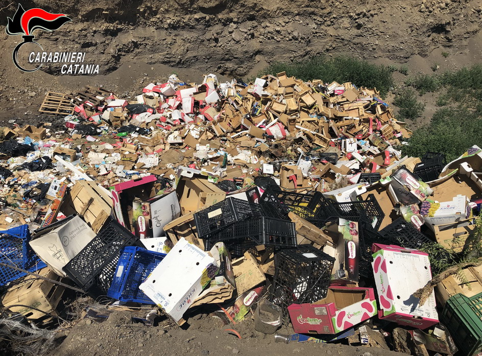 Biancavilla, scaricava rifiuti in un terreno: denunciato un imprenditore