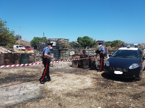 Sorpresi mentre incendiano rifiuti speciali a Lentini, denunciati