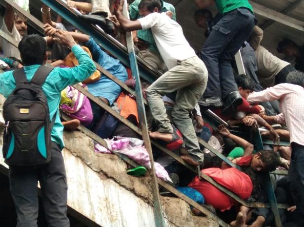 India: calca alla stazione di Mumbai, almeno 22 morti