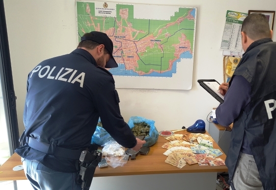 Un mini market di stupefacenti a Brancaccio: 25enne arrestato a Palermo