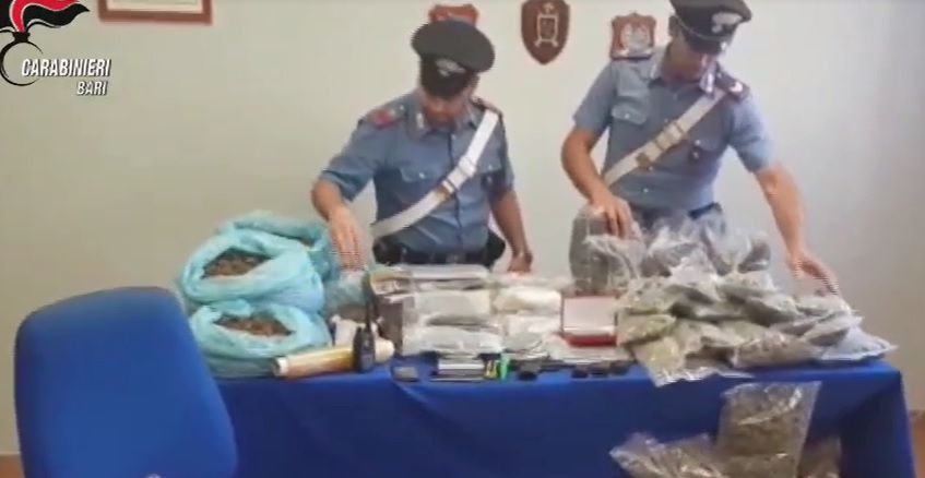 Bari, sequestrati 50 chili di droga e armi: due arresti, anche una donna