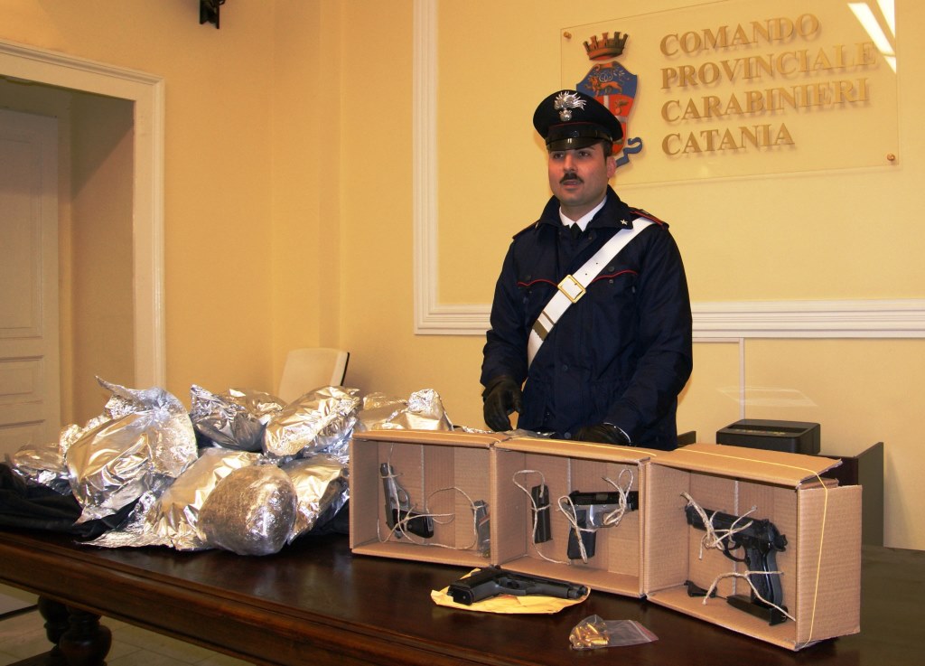 Catania, confezionavano droga in casa: sequestrati 16 chili di marijuana