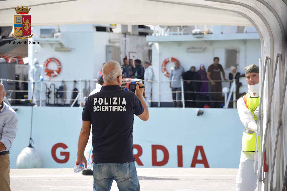 Migranti a Pozzallo, arrestati tre presunti scafisti: anche un 17enne