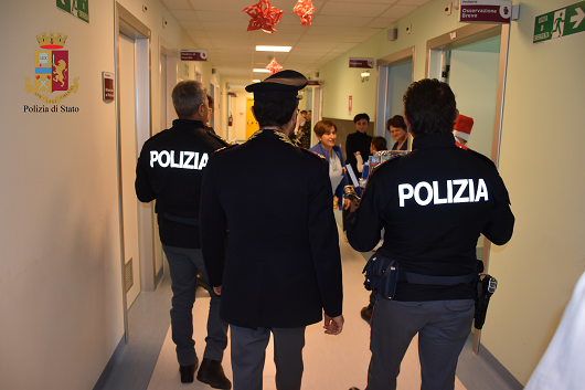 Babbo Natale scortato dai poliziotti a Ragusa porta doni in Pediatria