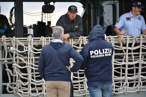 Migranti: dopo lo sbarco a Pozzallo individuati i presunti scafisti