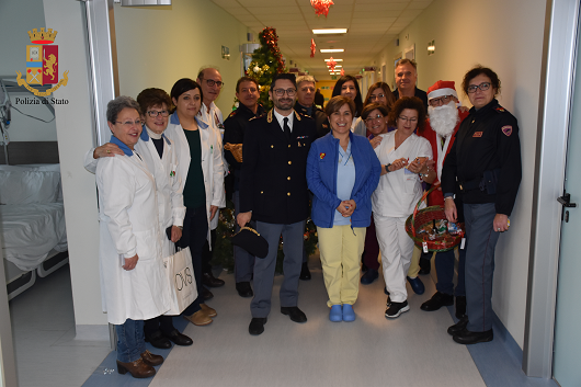 Babbo Natale scortato dai poliziotti a Ragusa porta doni in Pediatria