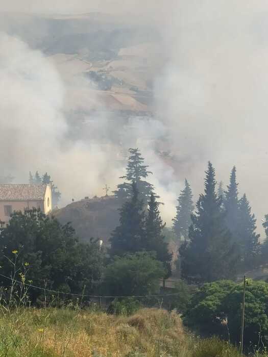 Enna, incendio minaccia abitazioni: due persone intossicate dal fumo