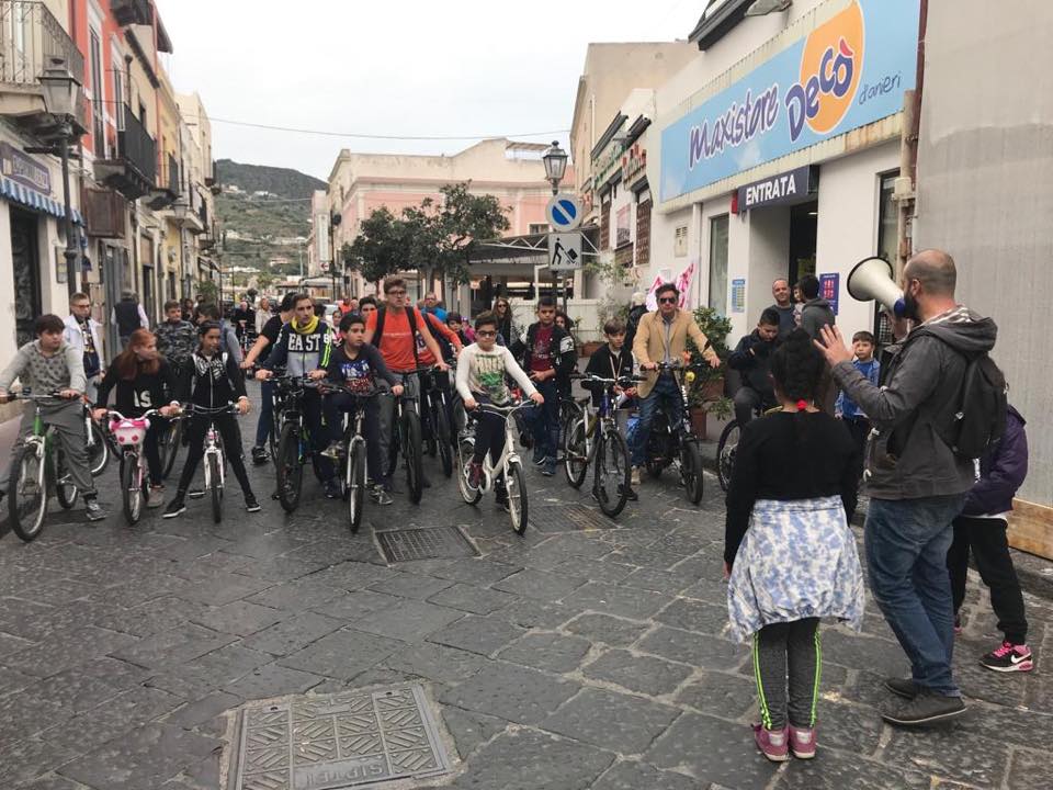 "No al divieto delle bici in isola pedonale", scoppia la protesta a Lipari