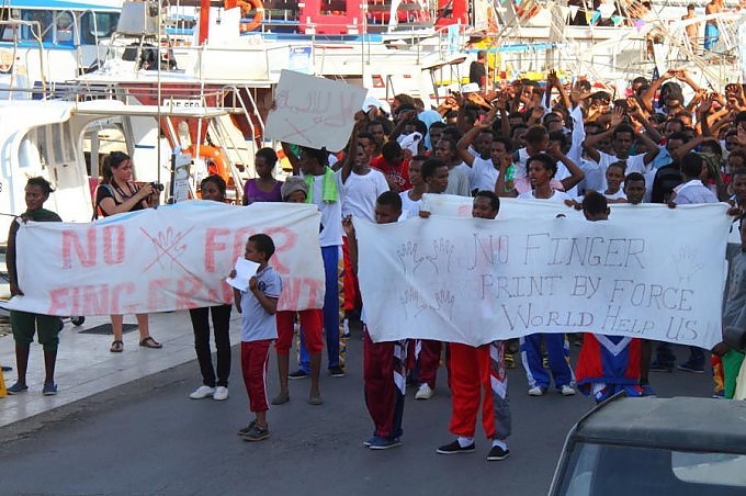 Migranti eritrei danno lezioni di lingua a Lampedusa